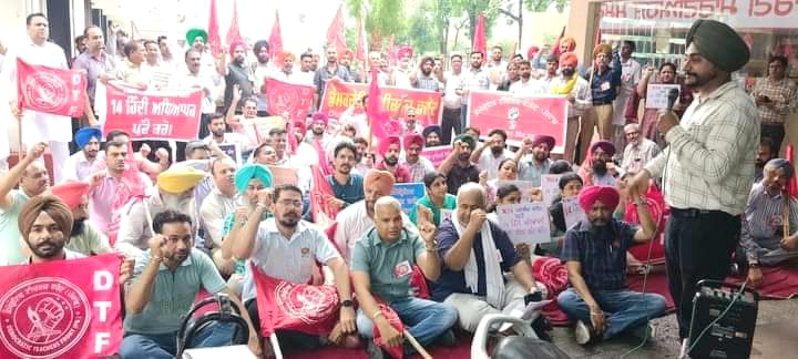 Dharna by the collective delegation of the Democratic Teachers Front who came to meet the Chief Minister at Jalandhar
